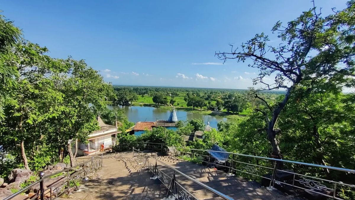 चांदपुर का रहस्यमयी हनुमान देवस्थान, भक्त क्यों मानते हैं इसे अलौकिक शक्ति का केंद्र 1 चांदपुर का रहस्यमयी हनुमान देवस्थान, भक्त क्यों मानते हैं इसे अलौकिक शक्ति का केंद्र