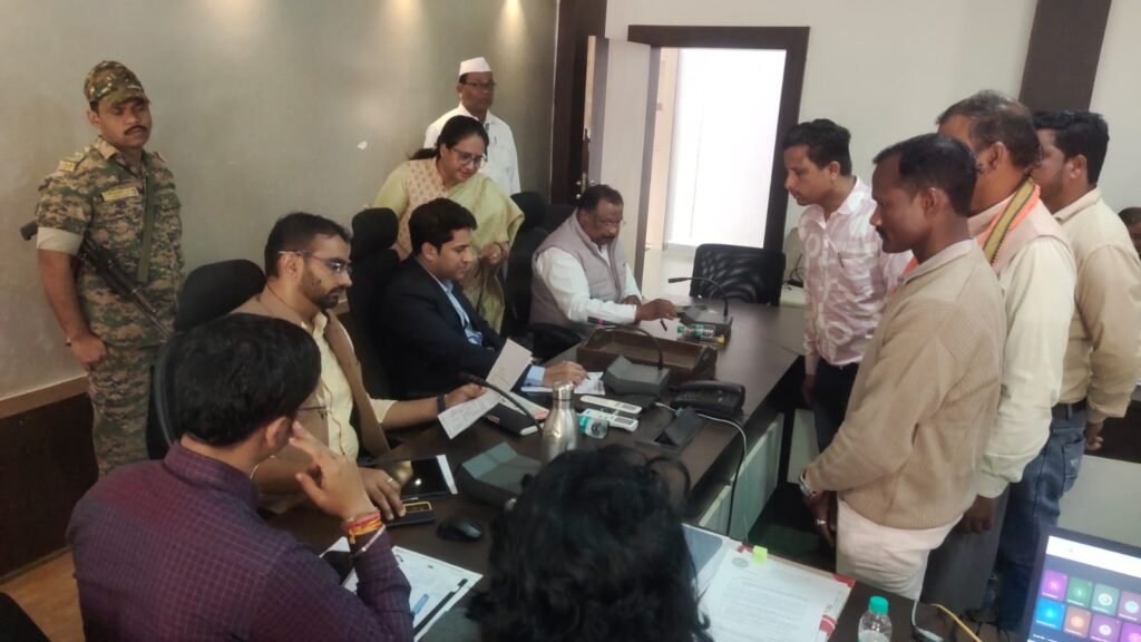 जनसुनवाई में जनता की आवाज़ बनी ताकत, कलेक्टर मृणाल मीना ने सुनी 60 आवेदकों की समस्याएं