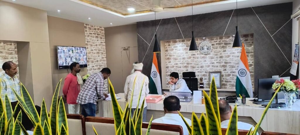 कलेक्टर की सख्ती, 400 दिन से लंबित शिकायतों की CM हेल्पलाइन में समक्ष सुनवाई 1 कलेक्टर की सख्ती, 400 दिन से लंबित शिकायतों की CM हेल्पलाइन में समक्ष सुनवाई