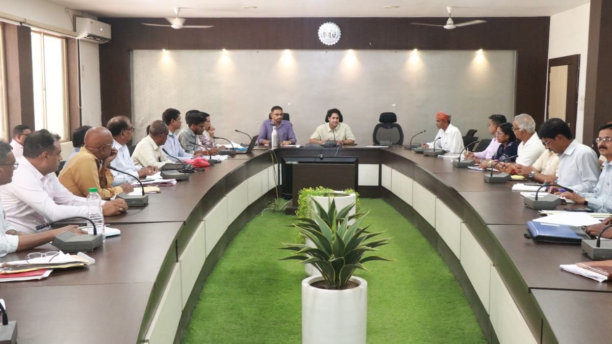 बालाघाट शिक्षा समीक्षा बैठक में कलेक्टर सख्त, एक सप्ताह में शत प्रतिशत नामांकन के दिए निर्देश