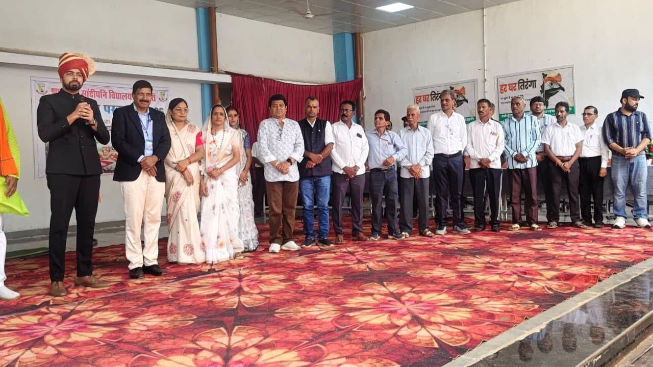 एसडीएम वारासिवनी ने सांदीपनि विद्यालय लेंडेझरी में किया बच्चों के साथ भोजन
