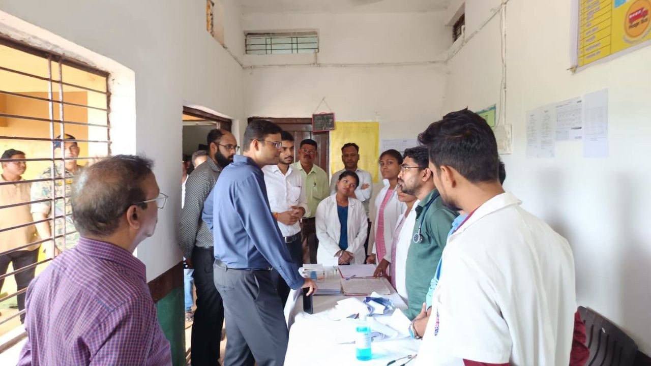 बैगा बाहुल्य गांवों में पहुंचे कलेक्टर कुमार सत्यम, स्वास्थ्य सर्वे का लिया जायजा