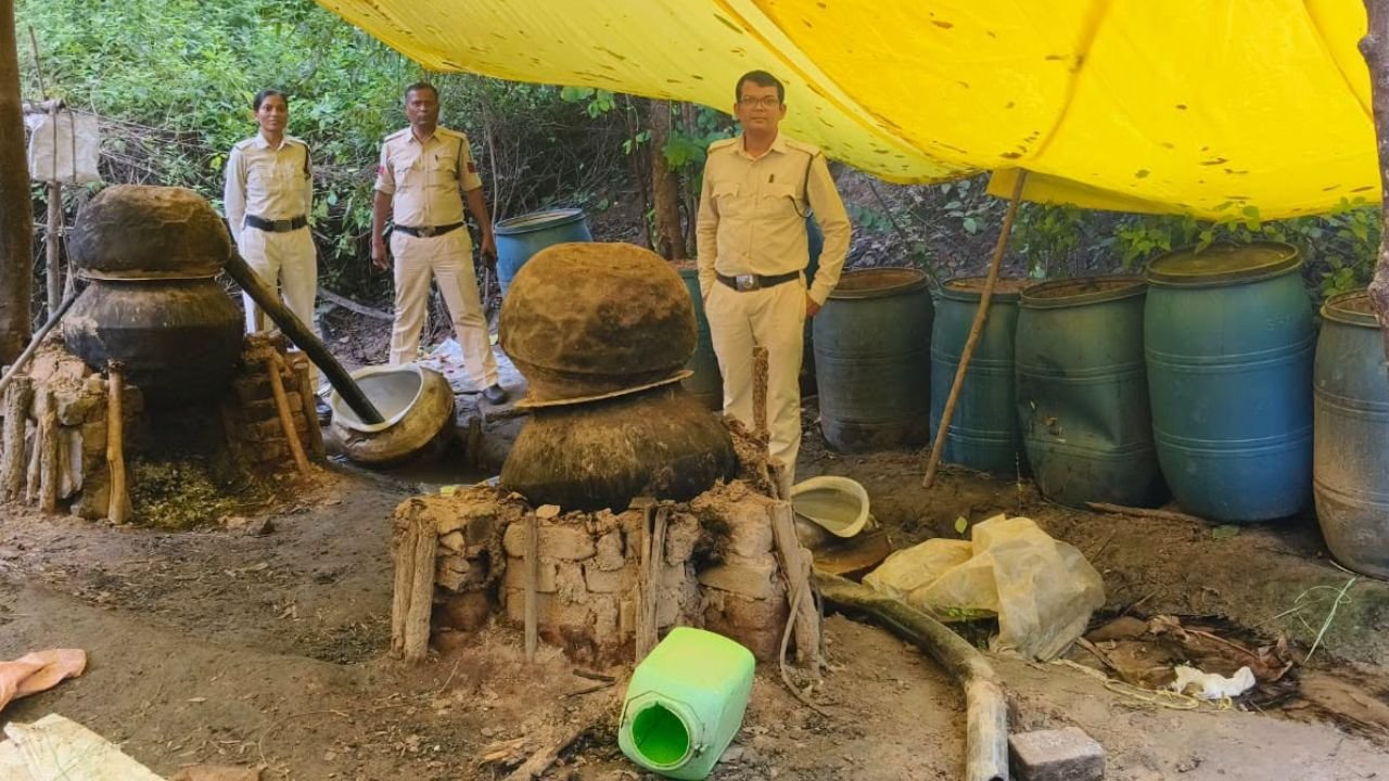 बालाघाट में अवैध शराब के खिलाफ कार्रवाई, 5,600 किलो लाहन और 40 लीटर हाथ भट्टी मदिरा जब्त