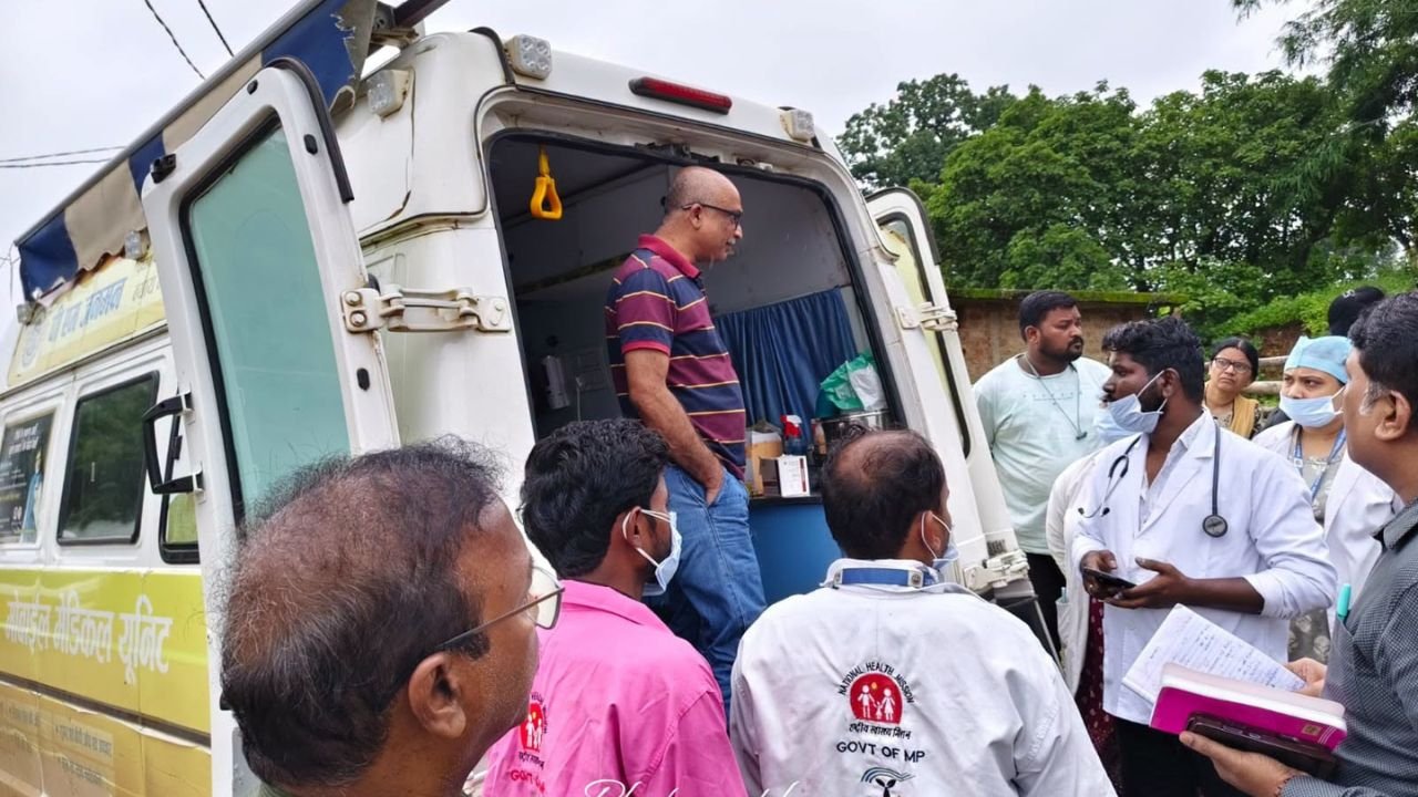 बैगा बहुल गांवों में स्वास्थ्य सेवाओं की समीक्षा, आयुक्त धनराजू एस ने किया दौरा