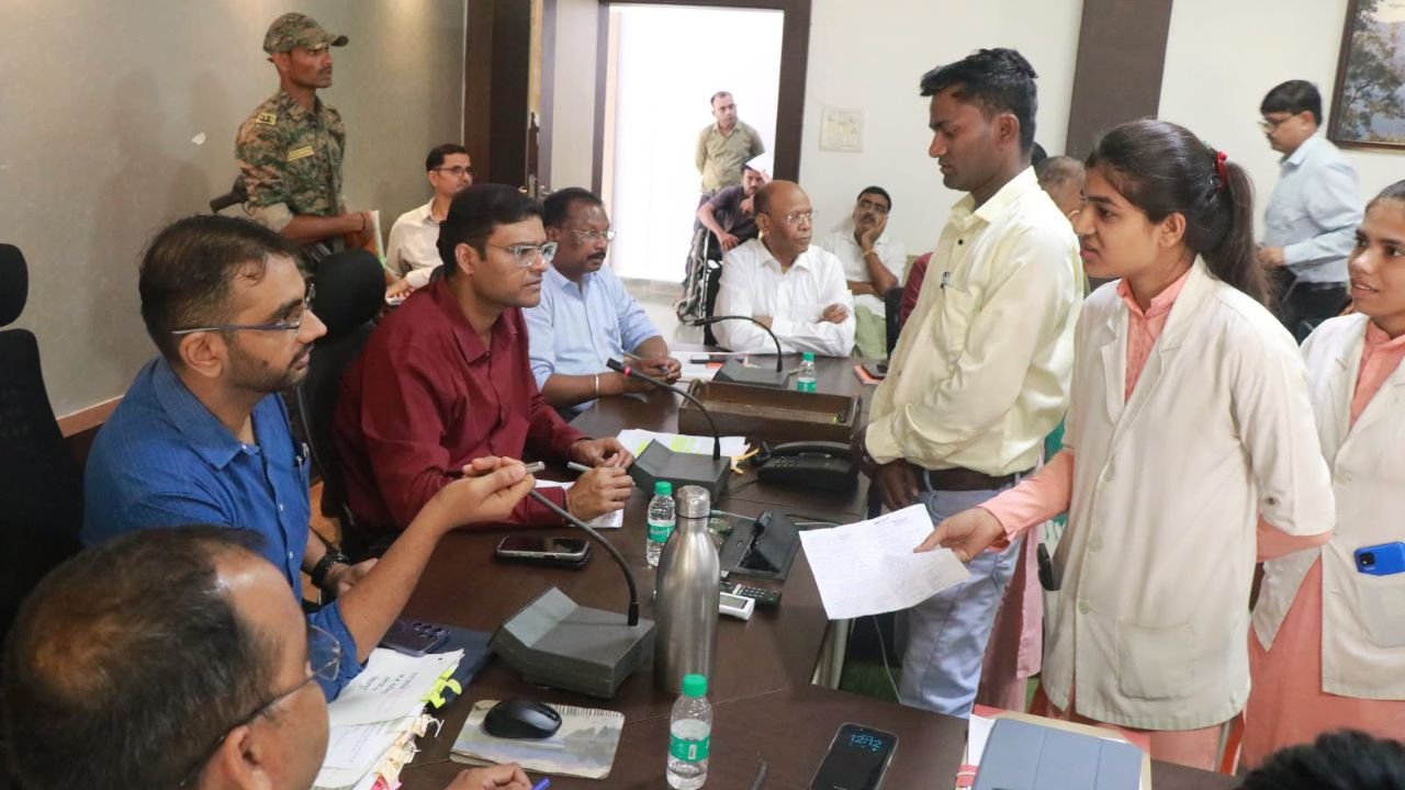 बालाघाट जनसुनवाई में उमड़ी लोगों की भीड़, 116 शिकायतों पर कलेक्टर सख्त, कई मामलों में दिए तुरंत निर्देश