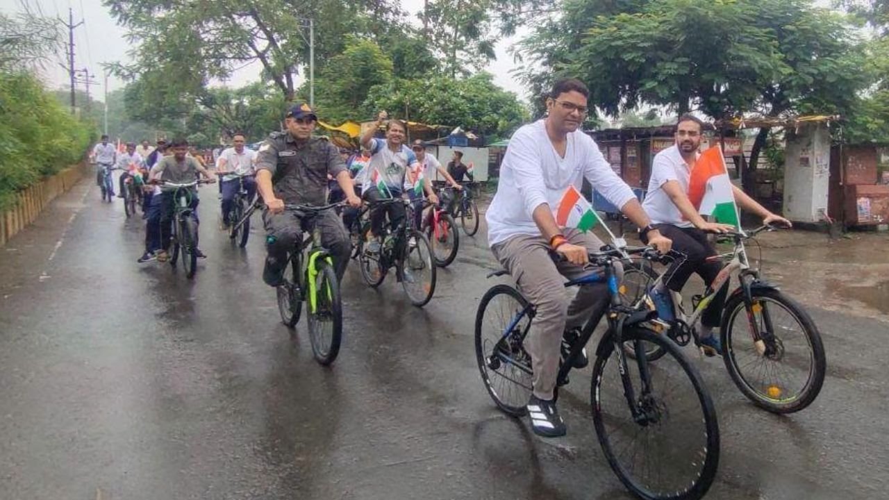 हर घर तिरंगा अभियान में बालाघाट में गूंजे देशभक्ति के नारे, बारिश के बीच कलेक्टर के नेतृत्व में निकली भव्य साइकिल रैली