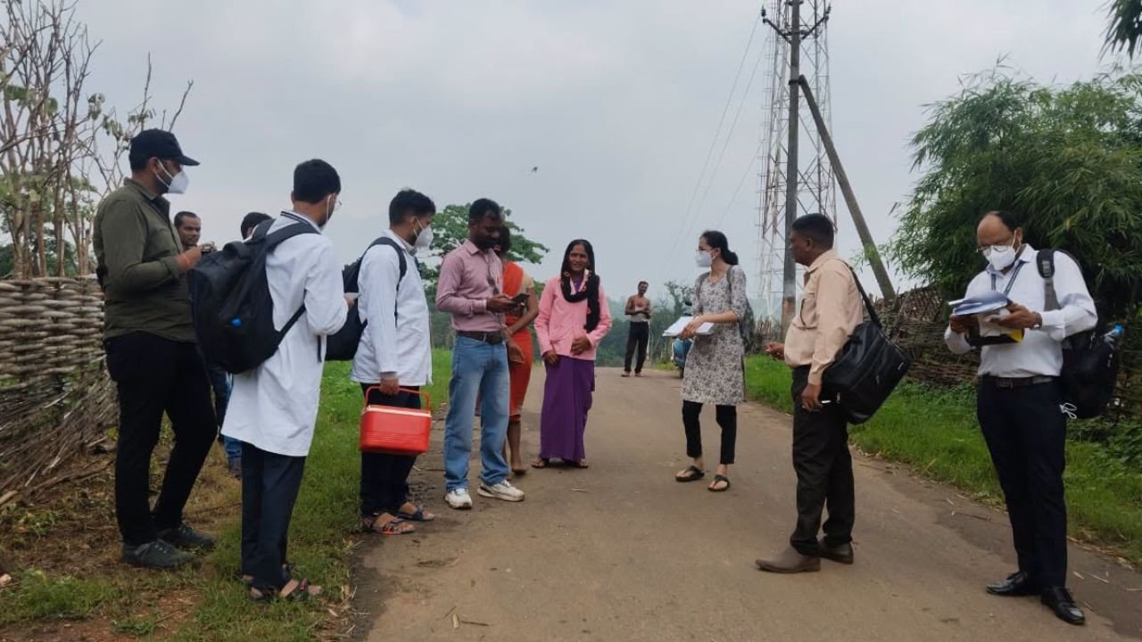 बोंदारी समेत पांच गांवों में स्वास्थ्य विभाग की विशेष निगरानी, बीमार बच्चों के इलाज के साथ ग्रामीणों को दी जरूरी समझाइश