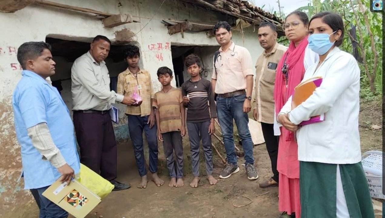बिरसा-बैहर के वन ग्रामों में मलेरिया प्रतिरोधक होम्योपैथी औषधि का वितरण