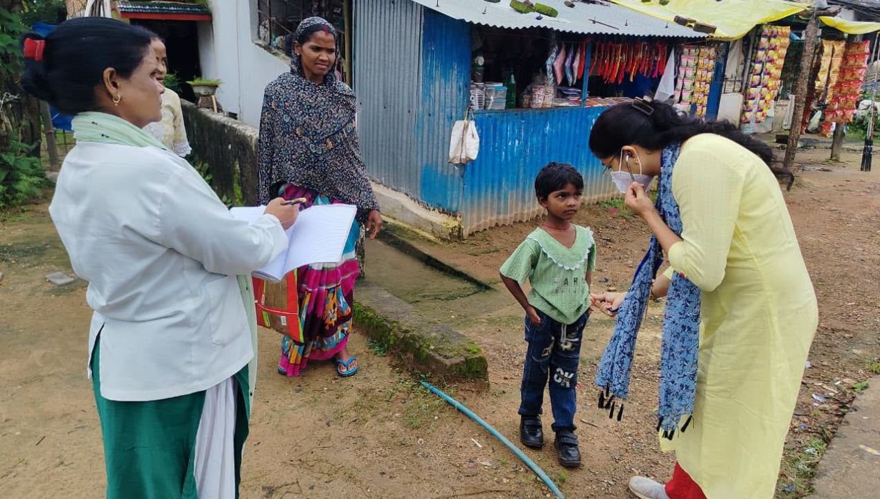 स्वास्थ्य सर्वेक्षण: प्रभावित गांवों में 4,261 लोगों की जांच, 274 मरीज रेफर