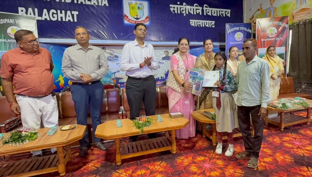 जिला स्तरीय चित्रकला प्रदर्शनी में 900 विद्यार्थियों की कलाकृतियां प्रदर्शित