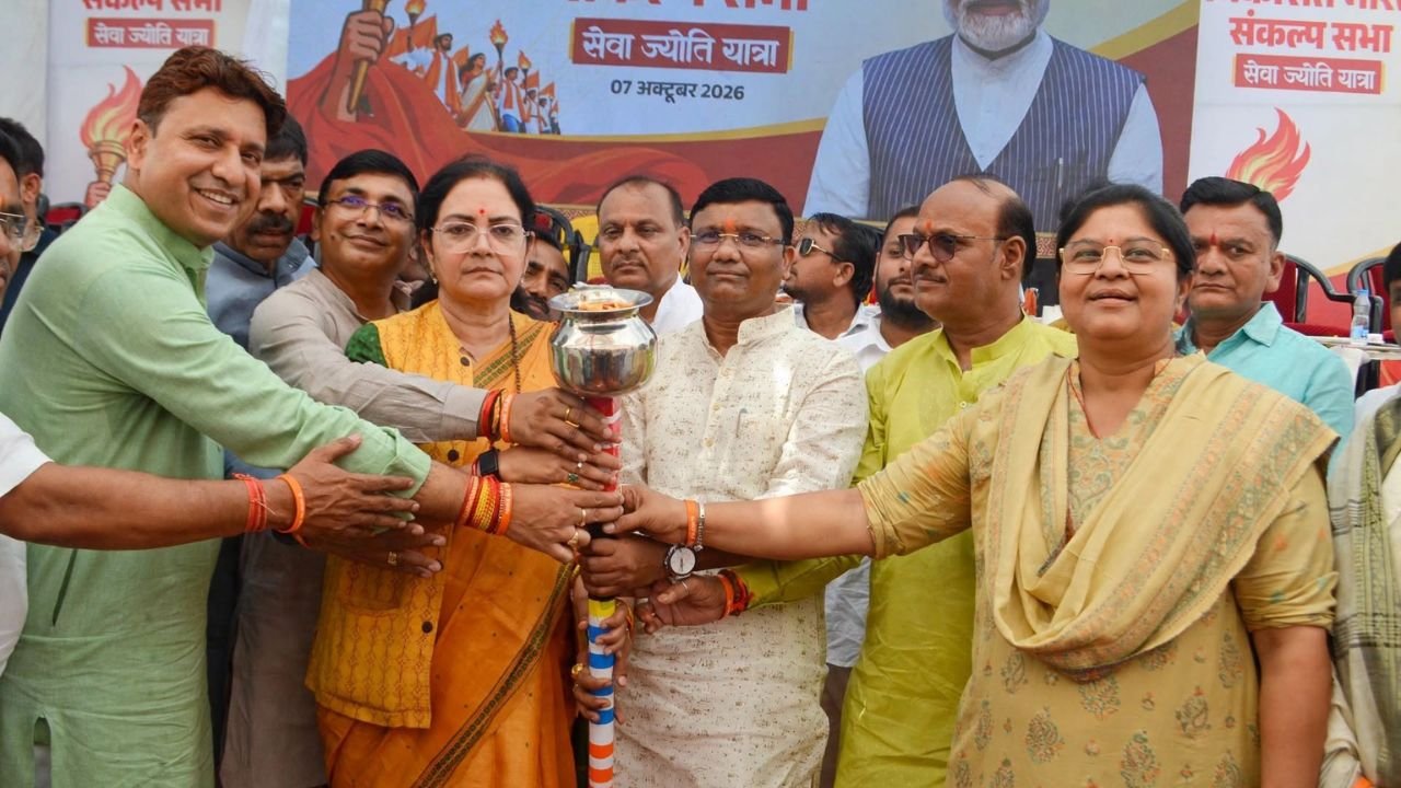 विकसित भारत संकल्प सभा बालाघाट में आयोजित हुई, जहां पीएम मोदी Virtually जुड़े और सांसद भारती पारधी ने जनसमुदाय को संकल्प दिलाया।