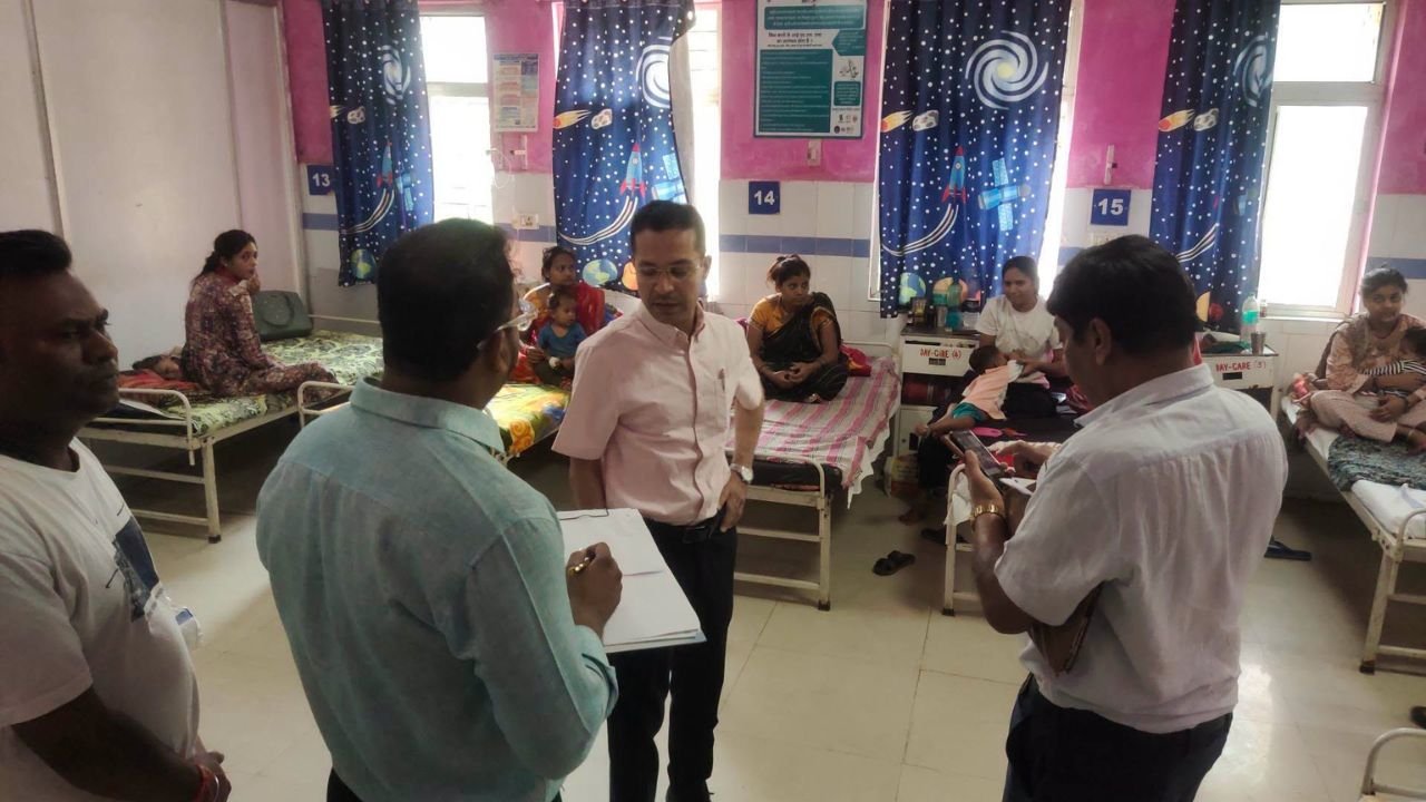 14 Balaghat Hospital News: कलेक्टर का अचानक निरीक्षण, खराब बेड बदलने और मरीजों को बेहतर भोजन देने के सख्त निर्देश