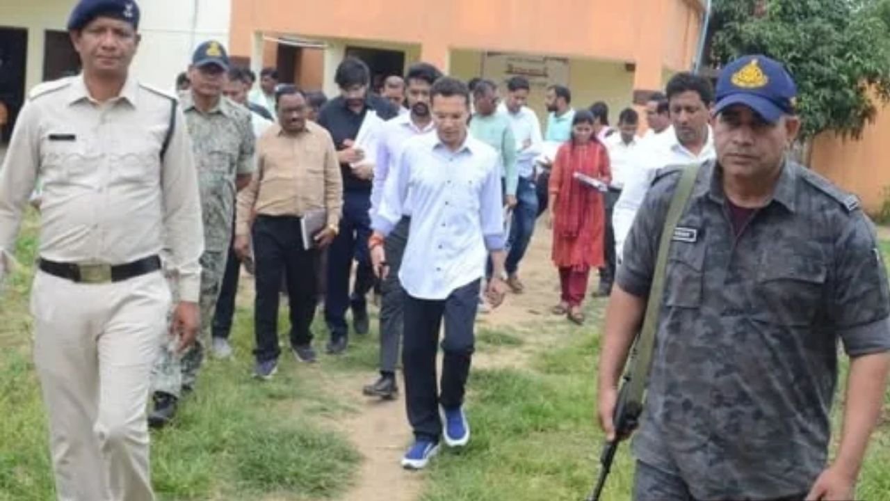 Balaghat News: नक्सल प्रभावित 100 गांवों की बदलेगी तस्वीर, कलेक्टर ने शिक्षा, सड़क और रोजगार पर दिए बड़े निर्देश